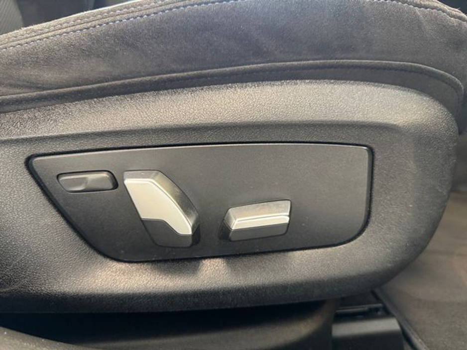 2020 BMW 5 Series - image 24