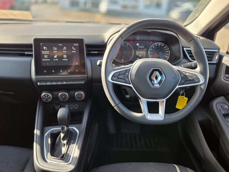 2023 Renault Clio - image 9