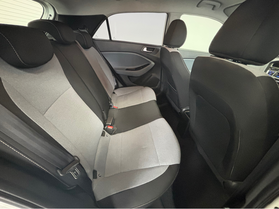 2016 Hyundai i20 - image 12