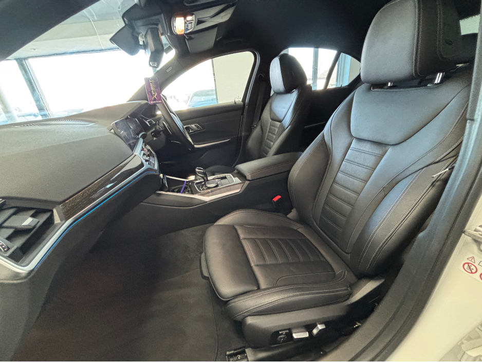 2020 BMW 3 Series - image 12