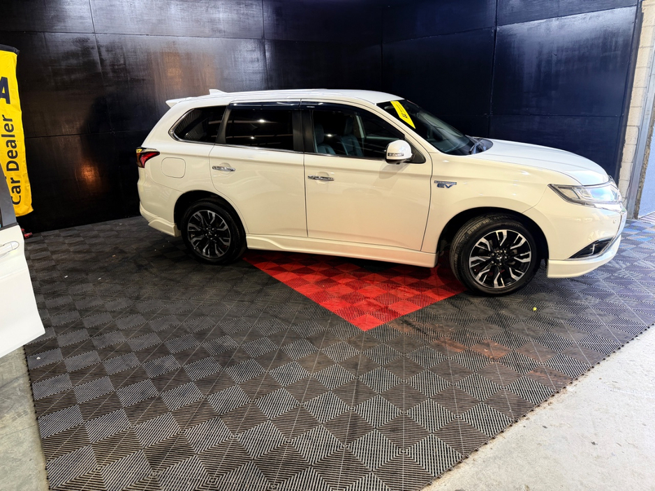 2016 Mitsubishi Outlander - image 4