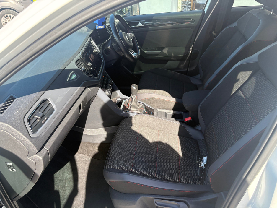 2020 Volkswagen T-Roc - image 4