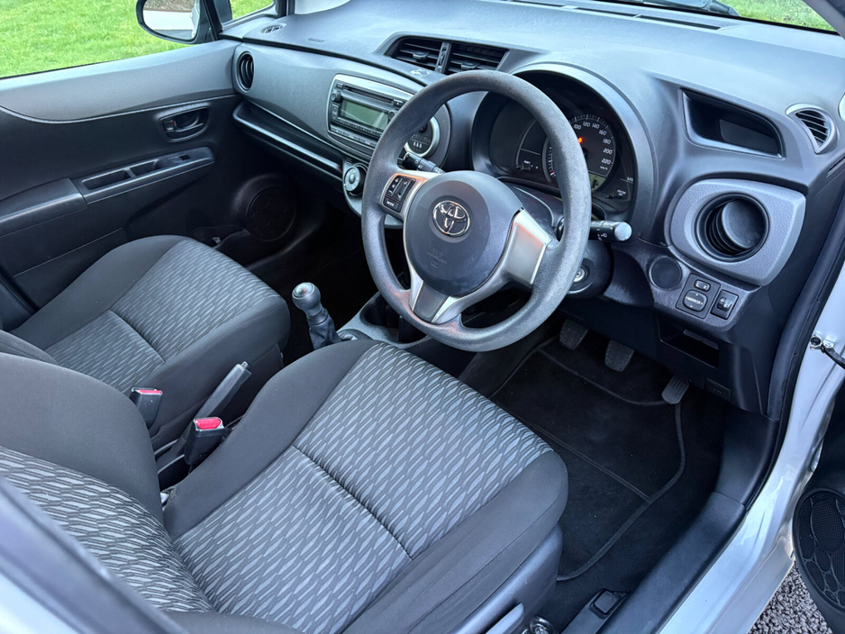 2014 Toyota Yaris - image 7