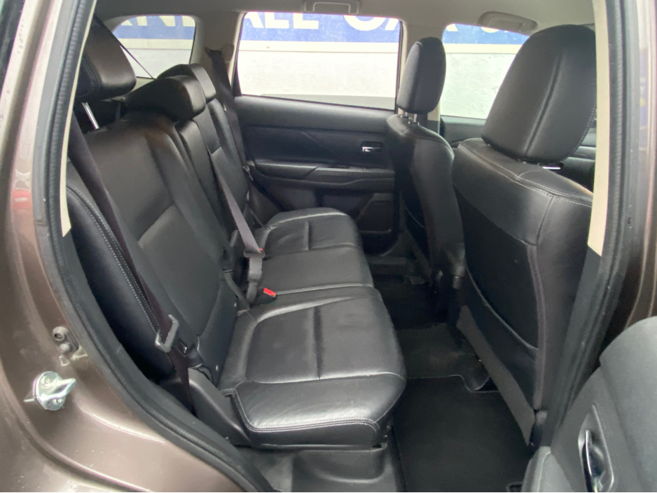 2016 Mitsubishi Outlander 2.3 DSL  4WD 6 SPEED 7 SEATER  TINY  KMS  FULL  SERVICE HISTORY €15,950