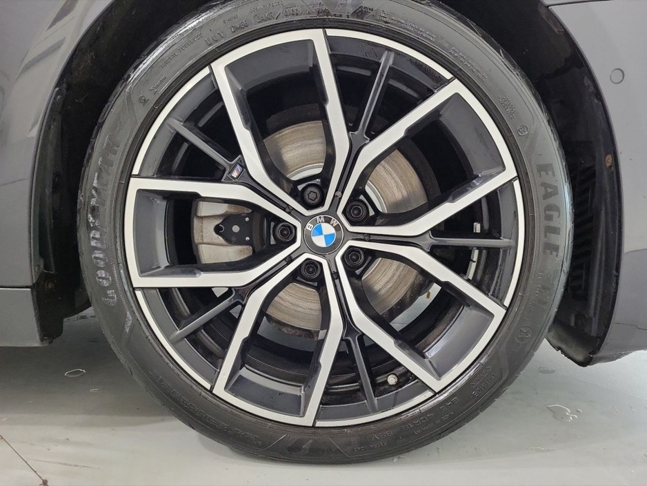 2022 BMW 5 Series - image 14