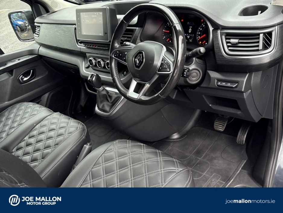 2022 Renault Trafic - image 9