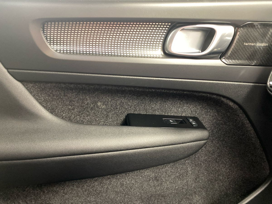 2022 Volvo XC40 - image 11