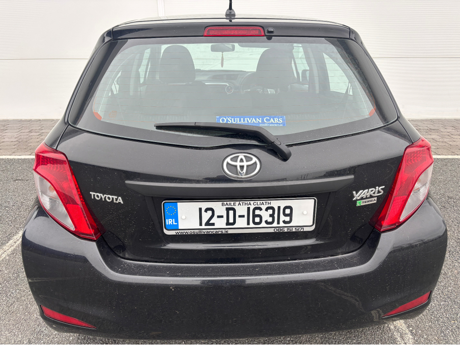 2012 Toyota Yaris - image 13