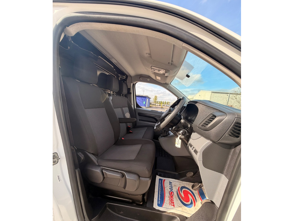 2022 Opel Vivaro - image 4