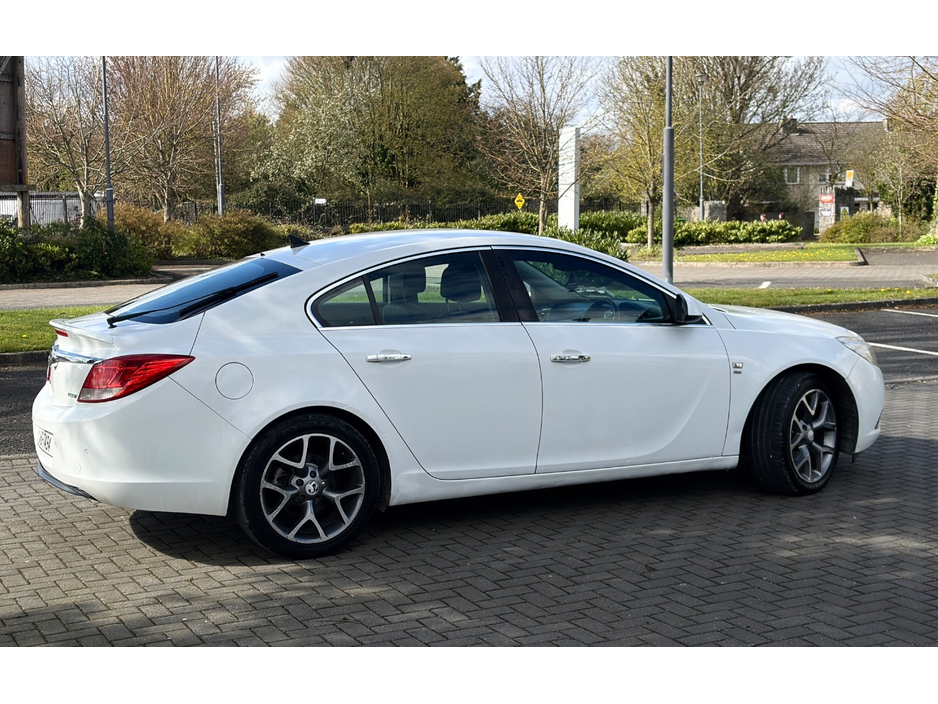 2011 Vauxhall Insignia - image 9