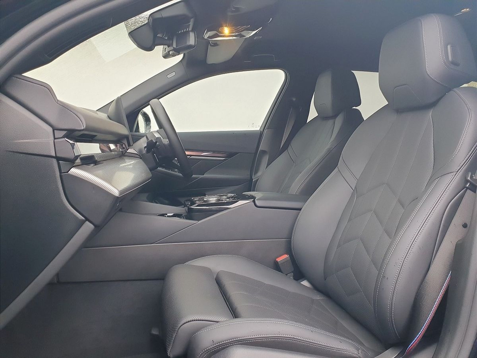 2025 BMW 5 Series - image 7