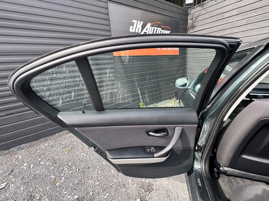 2010 BMW 3 Series - image 16