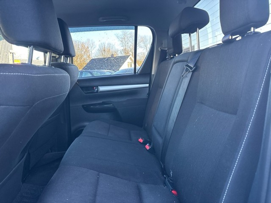 2025 Toyota Hilux FRESH SELECTION OF TRADE-INS HILUX 2.8 SR5 DOUBLE CAB €47,000