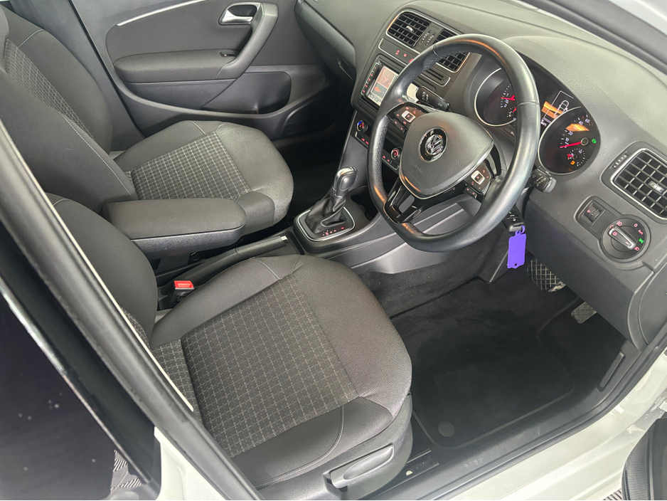 2015 Volkswagen Polo - image 6