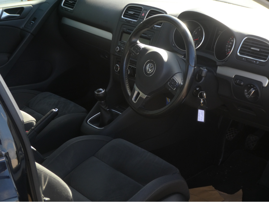 2010 Volkswagen Golf - image 8