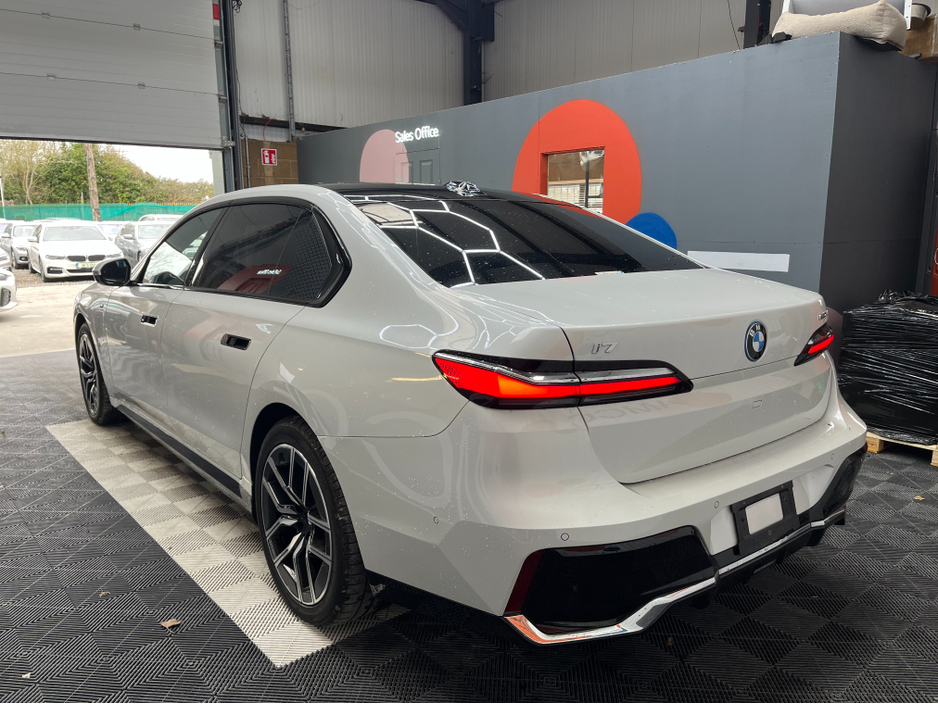 2025 BMW i7 - image 4