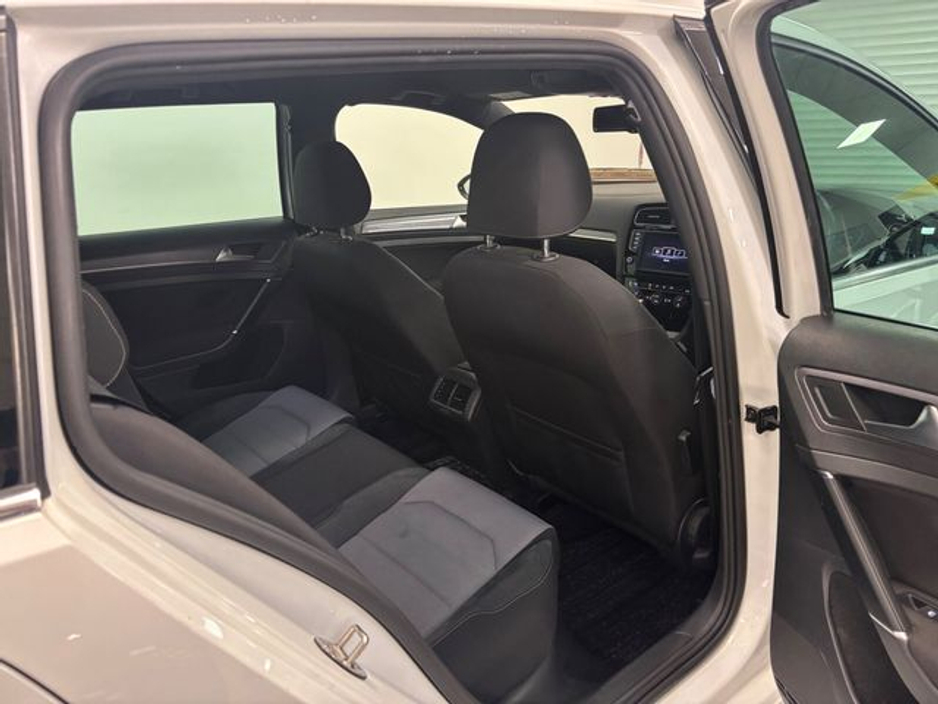 2015 Volkswagen Golf  €13,995