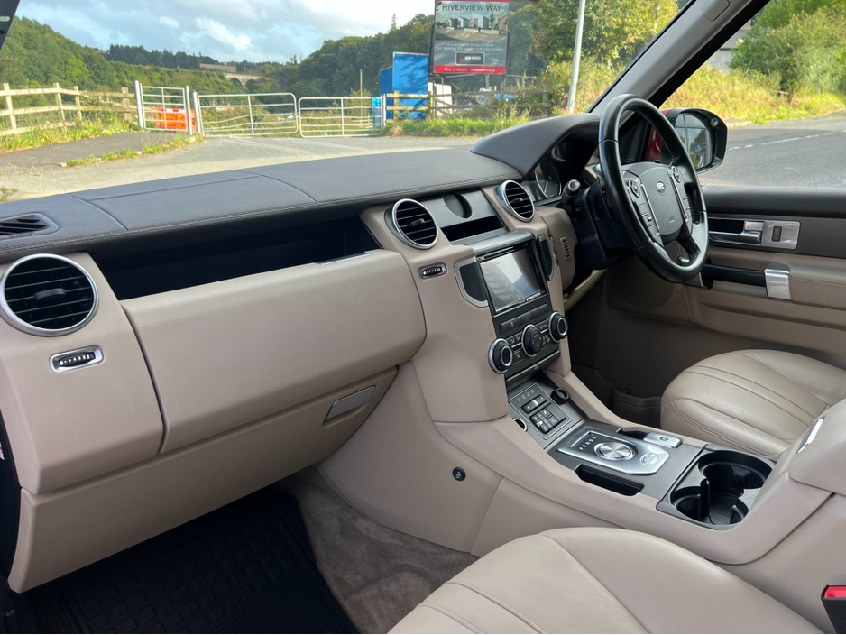 2016 Land Rover Discovery - image 9