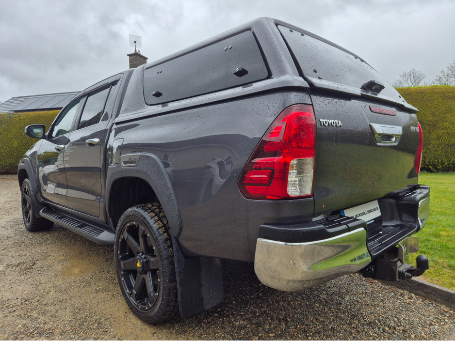 2025 Toyota Hilux - image 11