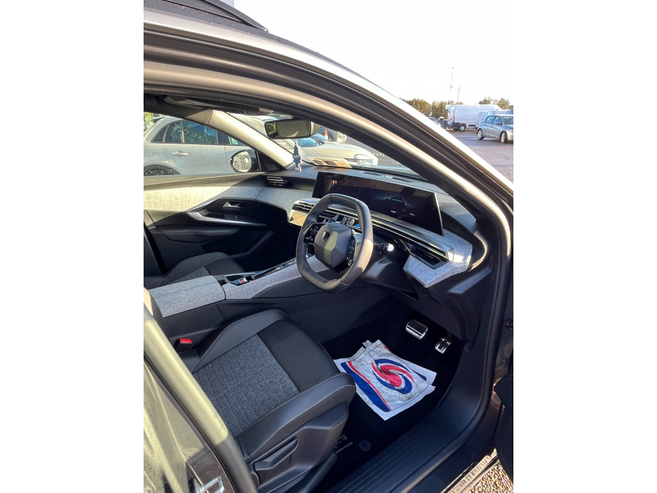 2025 Peugeot 5008 1.2 MHEV 145bhp E-DCS6 Allure €48,950