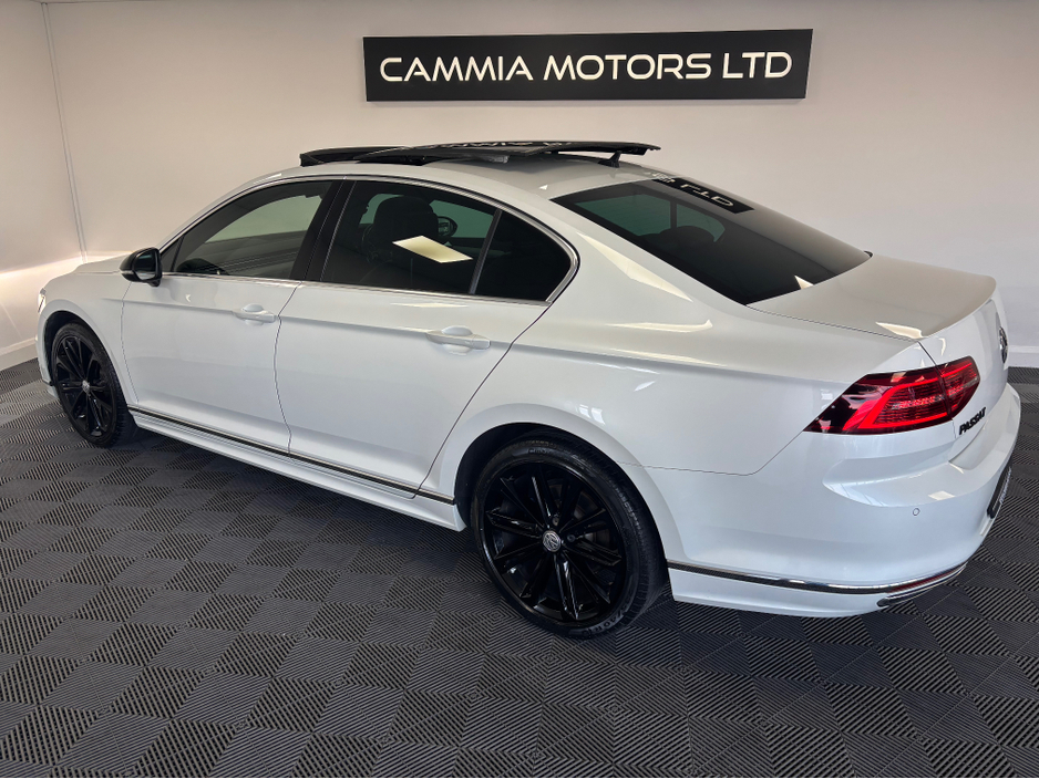 2016 Volkswagen Passat - image 3