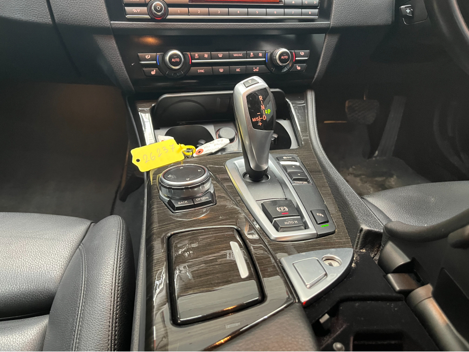 2017 BMW 5 Series - image 23