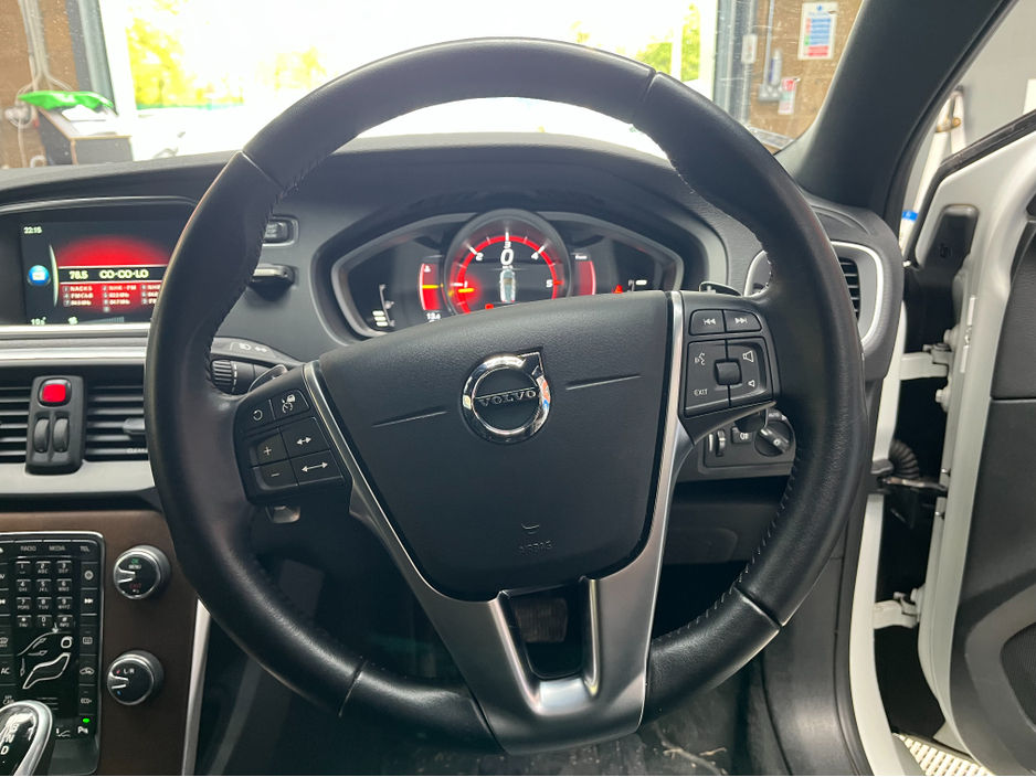 2017 Volvo V40 - image 8