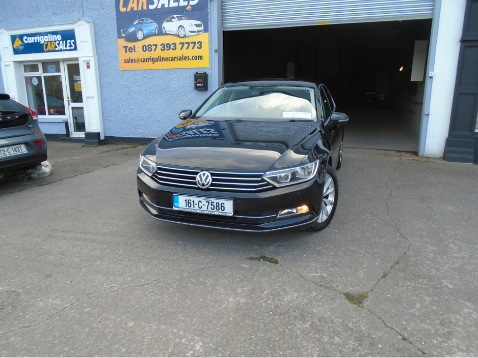 2016 Volkswagen Passat - image 2