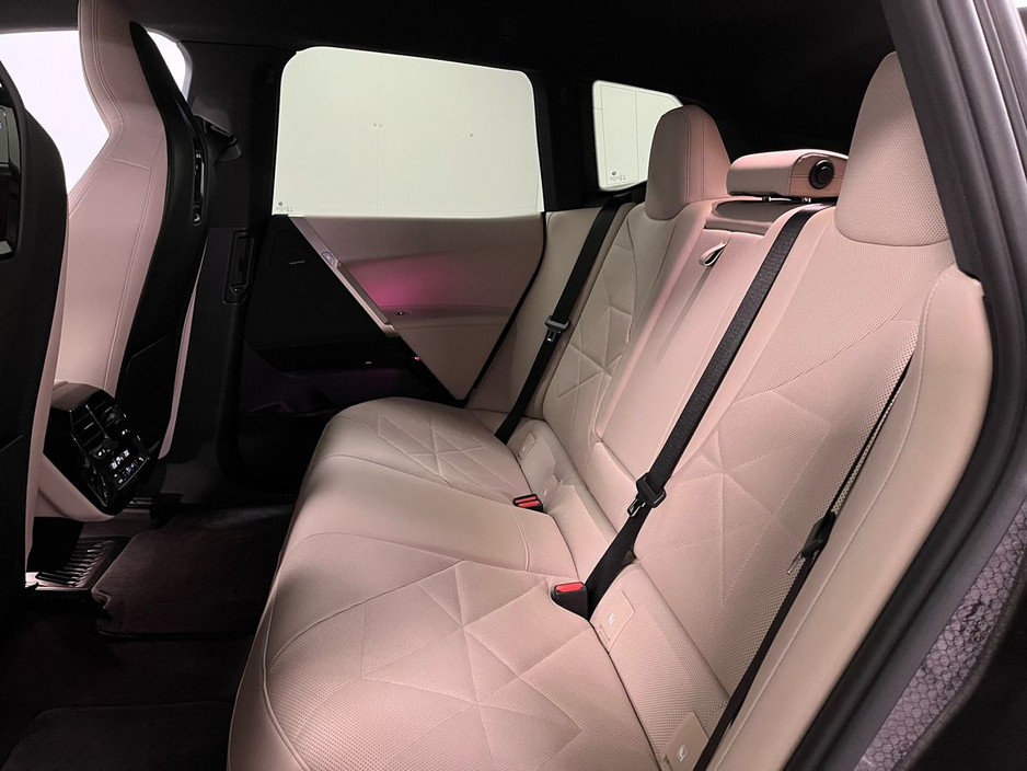 2022 BMW iX - image 8