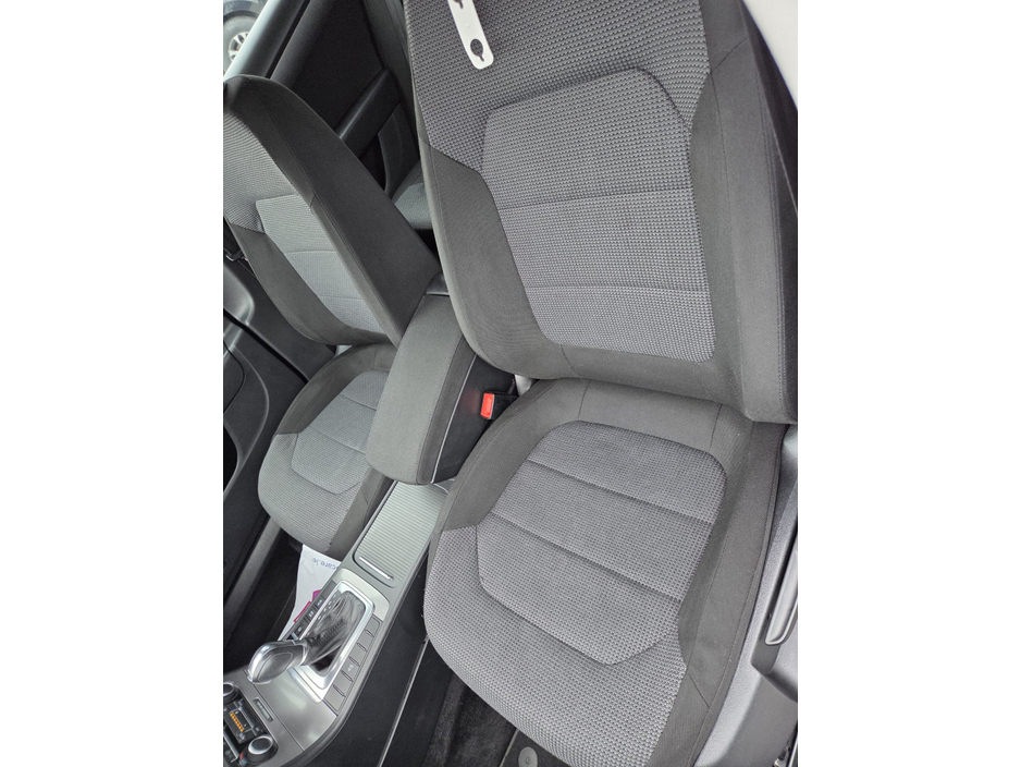 2011 Volkswagen Passat - image 21