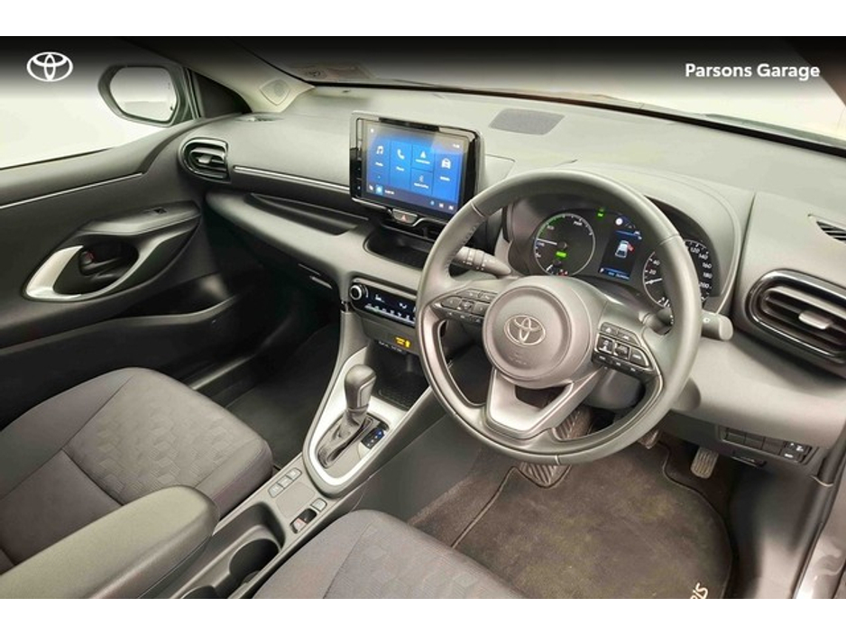 2025 Toyota Yaris - image 7