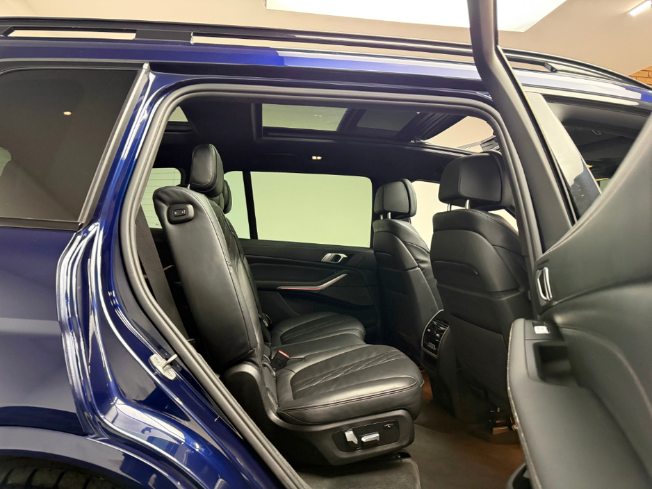 2020 BMW X7 - image 12
