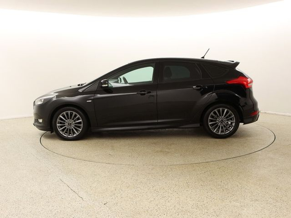 2017 Ford Focus - image 4