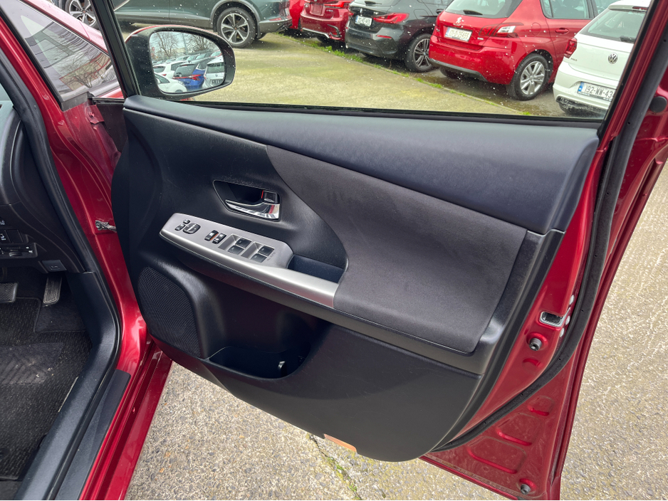 2019 Toyota Prius Alpha - image 14