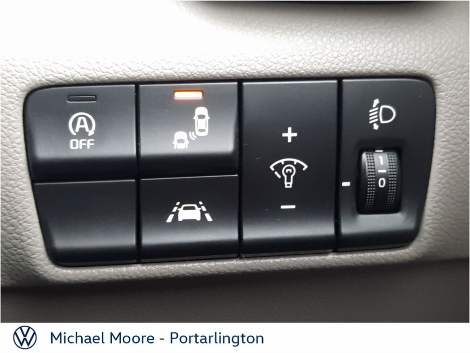 2015 Toyota Yaris - image 24