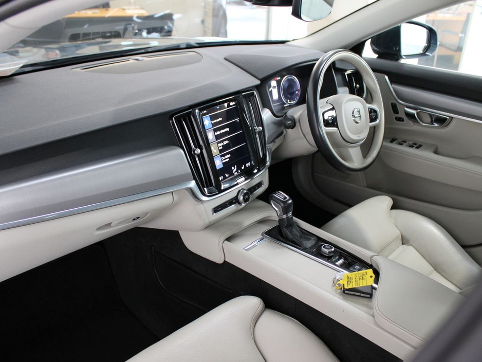 2020 Volvo V90 - image 9