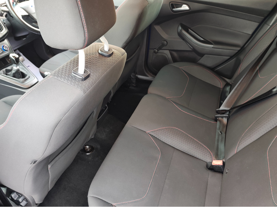 2016 Ford Focus - image 10