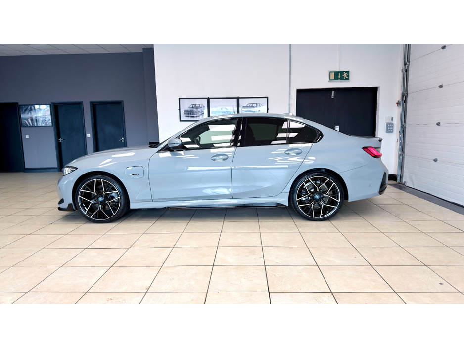 2023 BMW 3 Series - image 5