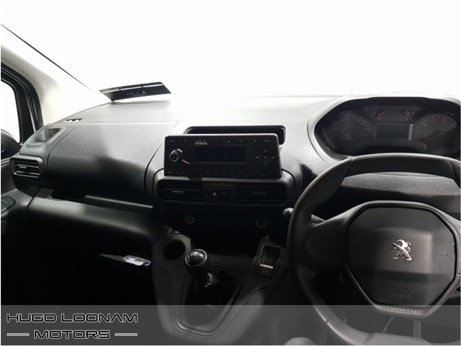 2020 Peugeot Partner - image 9