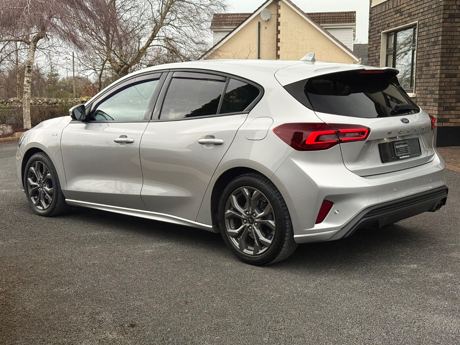 2022 Ford Focus - image 5