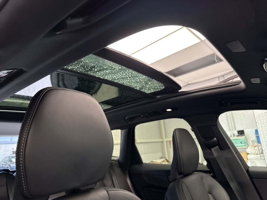 2025 Volvo XC60 - image 24