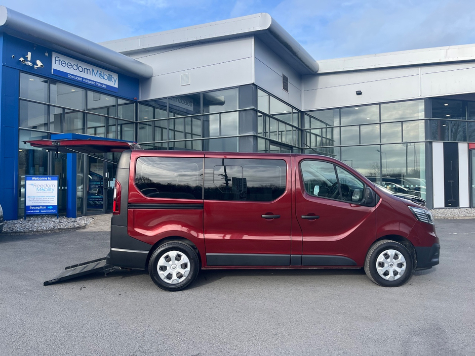 2023 Renault Trafic Passenger - image 17