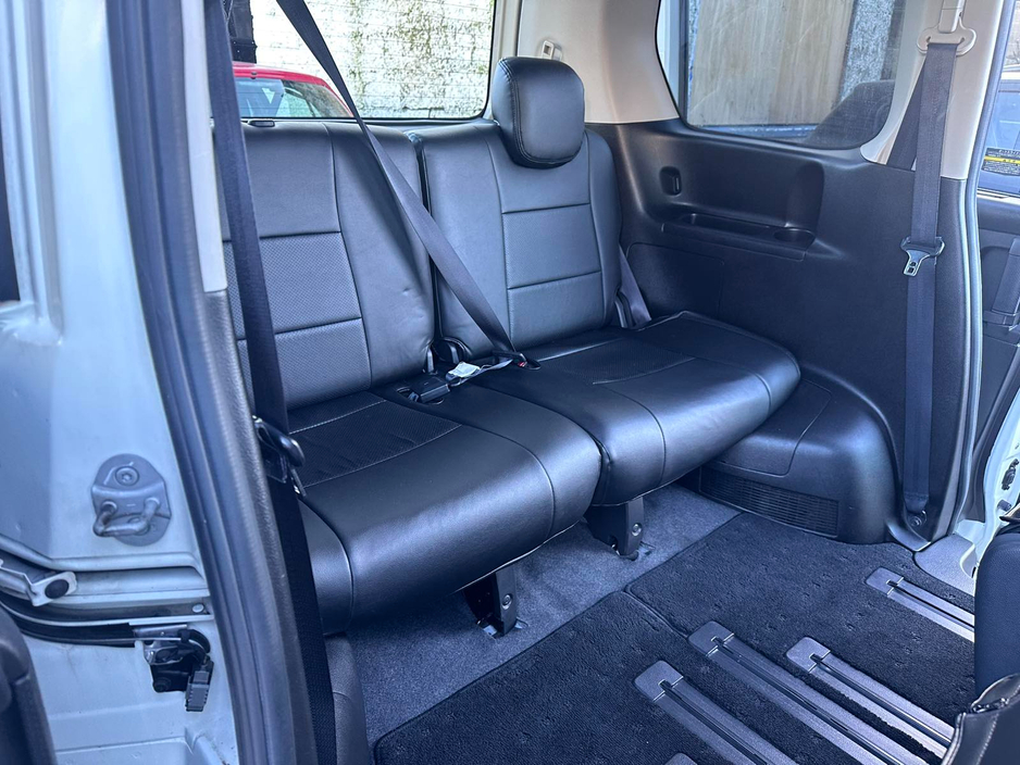 2015 Nissan Serena - image 13