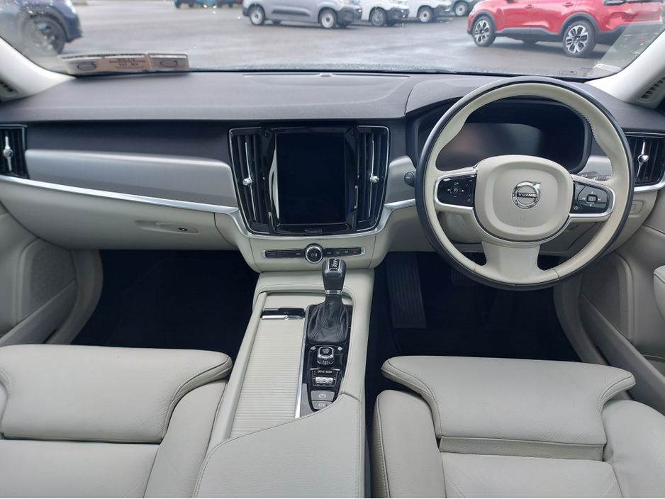 2021 Volvo S90 D4 MOMENTUM AT 4DR AUTO €34,950