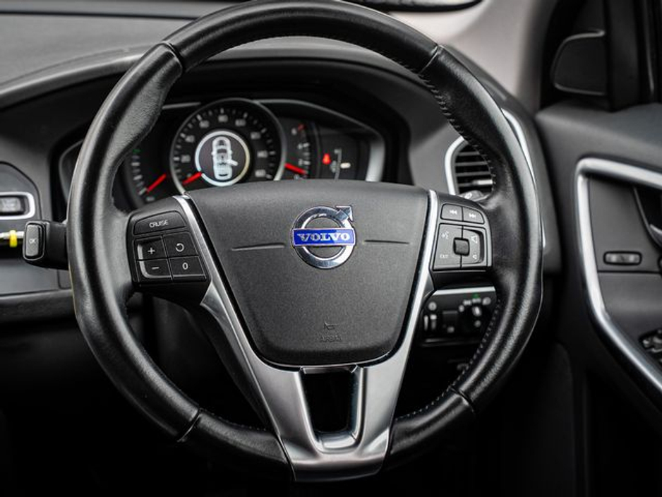 2017 Volvo XC60 - image 9