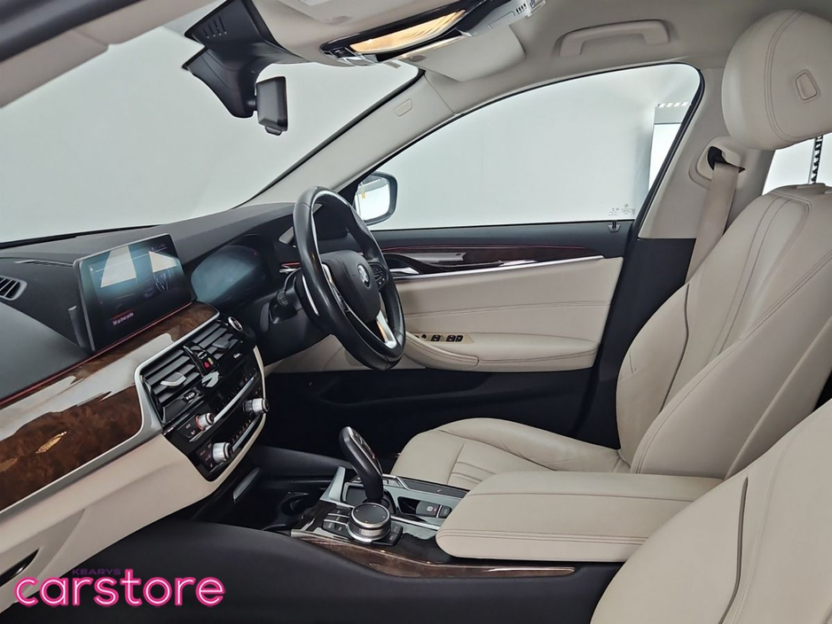 2020 BMW 5 Series - image 12