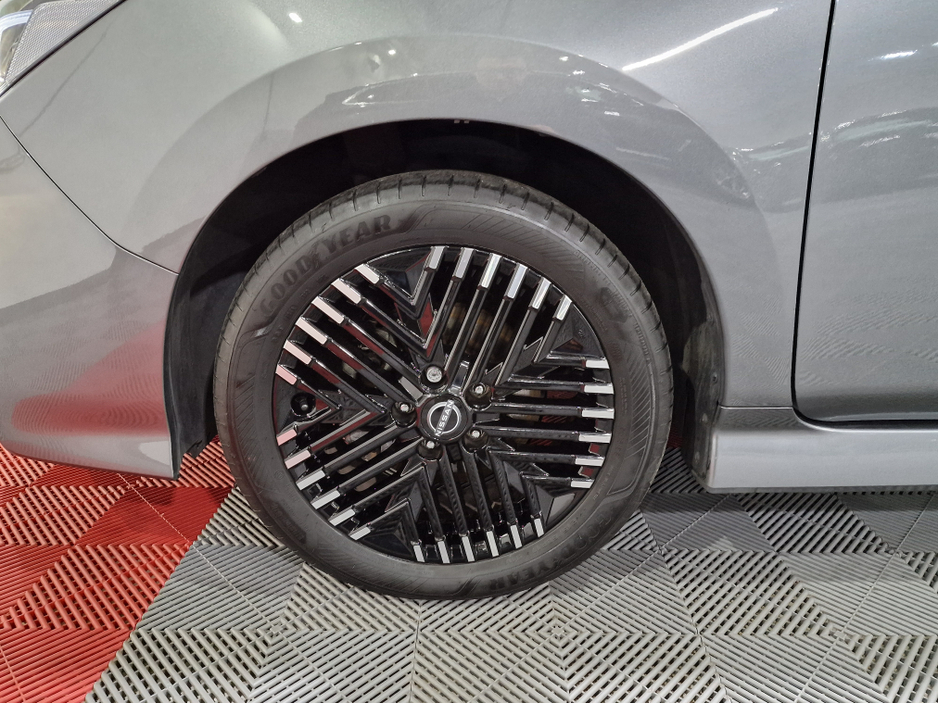 2024 Nissan Leaf - image 32