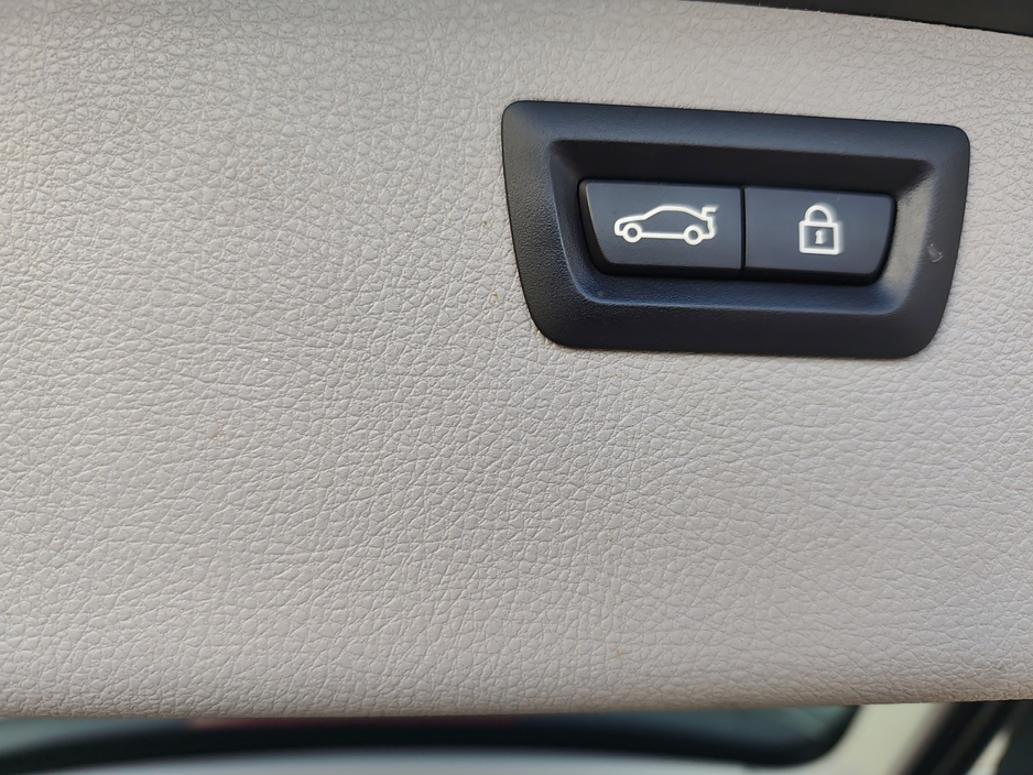 2015 BMW 3 Series - image 17