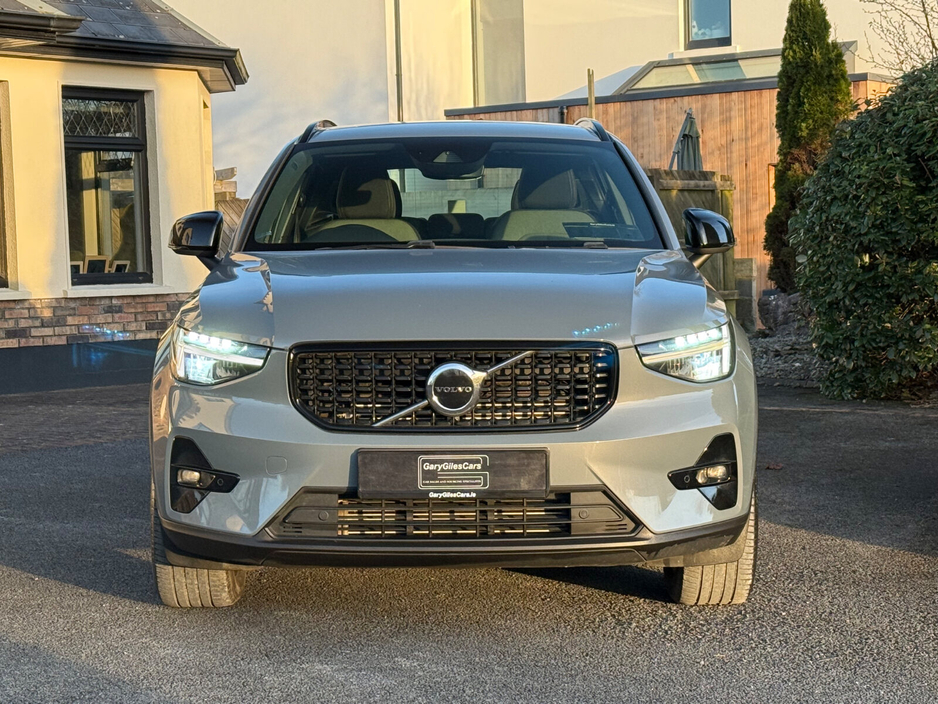 2023 Volvo XC40 - image 2