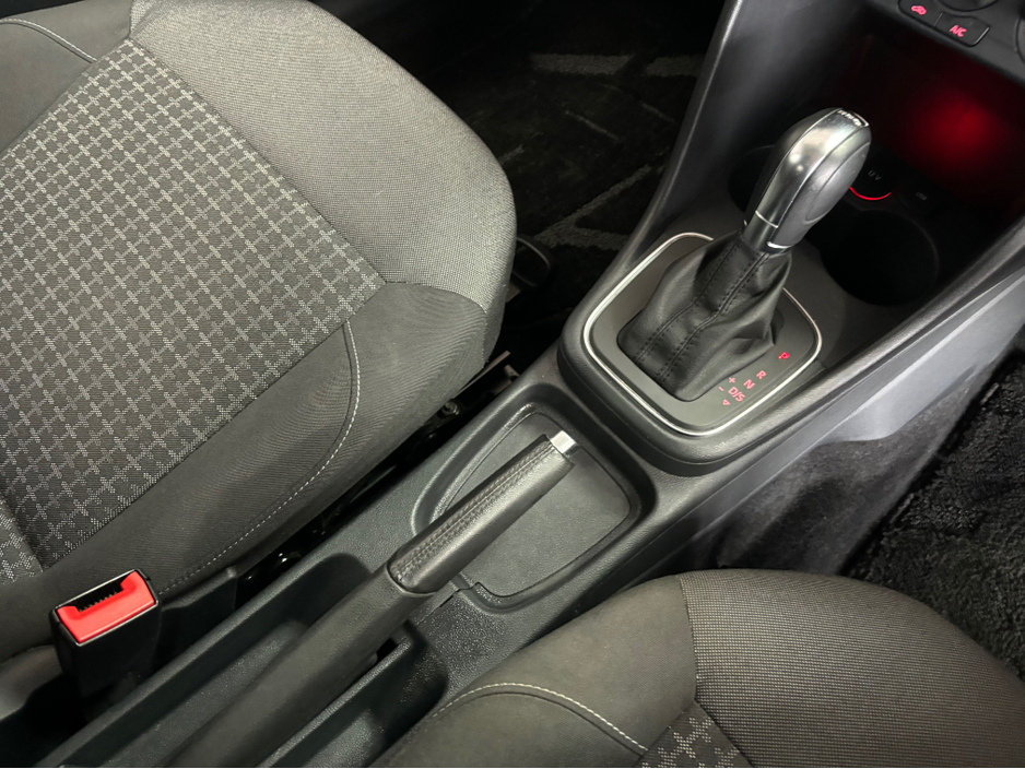 2014 Volkswagen Polo - image 9